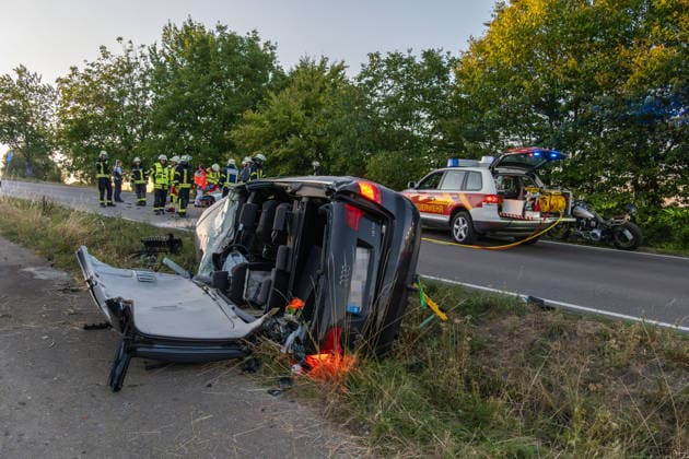 Altshausen Schwerer Verkehrsunfall Frontalzusammenstoss auf der L 286 von Althausen Richtung Ostrach Oberschwaben mit Schwerverkletzten. Rettungshubschrauber im Einsatz Schwerer Verkehrsunfall Frontalzusammenstoss auf der L 286 von Althausen Richtung Ostrach Oberschwaben mit Schwerverkletzten. Rettungshubschrauber im Einsatz, Verletzte mußten mit der Rettungsschere geborgen werden *** Altshausen: Serious Traffic Accident—Head-On Collision on the L 286 from Althausen toward Ostrach, Upper Swabia; Seriously Injured; Rescue Helicopter on the Scene. Serious Traffic Accident—Head-On Collision on the L 286 from Althausen toward Ostrach, Upper Swabwith seriously injured victims; rescue helicopter deployed; injured victims had to be extricated Copyright: xEibner-Pressefotox EP_EER