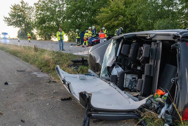 Altshausen Schwerer Verkehrsunfall Frontalzusammenstoss auf der L 286 von Althausen Richtung Ostrach Oberschwaben mit Schwerverkletzten. Rettungshubschrauber im Einsatz Schwerer Verkehrsunfall Frontalzusammenstoss auf der L 286 von Althausen Richtung Ostrach Oberschwaben mit Schwerverkletzten. Rettungshubschrauber im Einsatz, Verletzte mußten mit der Rettungsschere geborgen werden *** Altshausen: Serious Traffic Accident—Head-On Collision on the L 286 from Althausen toward Ostrach, Upper Swabia; Seriously Injured; Rescue Helicopter on the Scene. Serious Traffic Accident—Head-On Collision on the L 286 from Althausen toward Ostrach, Upper Swabwith seriously injured victims; rescue helicopter deployed; injured victims had to be extricated Copyright: xEibner-Pressefotox EP_EER