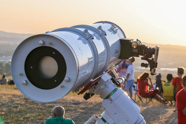 Sonnenfinsternis, Lörrach, Sonnenfinsternis 2026, partielle Sonnenfinsternis, Sonnenbeobachtung, Astronomie, Teleskop, Spiegelteleskop, astronomische Beobachtung, Himmelsbeobachtung, Beobachtungsgerät, Sternwarte, Sonnenfilter, Himmelsereignis, Zuschauer, Menschenmenge, Wiese, Aussichtspunkt, Sommer, Sommerabend, Abendstimmung, Sonnenuntergang, goldenes Licht, Panorama, Landschaft, Stadtblick, Lörrach Panorama, Baden-Württemberg, Deutschland, Dreiländereck, Wissenschaft, Weltraum, öffentliche Beobachtung, astronomisches Ereignis, Natur, Outdoor, gemeinsames Erlebnis, Technik, Teleskopmontierung Lörrach Tüllingerberg Deutschland *** Solar eclipse, Lörrach, 2026 solar eclipse, partial solar eclipse, solar observation, astronomy, tele Copyright: xGrantxHubbsx