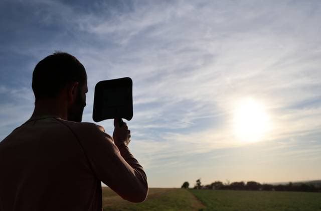 Partielle Sonnenfinsternis 12.08.2026, Ostramondra, Partielle Sonnenfinsternis zwischen 19 und 21 Uhr, die Sonne wird vom Mond zum Teil verdeckt, mit einer Schweisserbrille konnte man das Naturschauspiel verfolgen *** Partial Solar Eclipse, August 12, 2026, Ostramondra: A partial solar eclipse will occur between 7:00 p.m. and 9:00 p.m., during which the Sun will be partially obscured by the Moon; viewers could watch this natural spectacle through welding goggles.