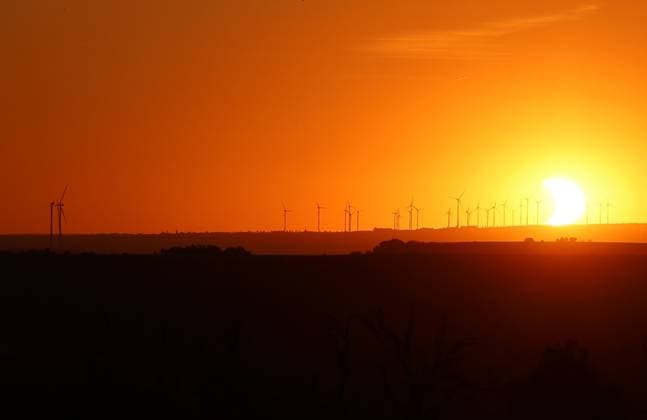 Partielle Sonnenfinsternis 12.08.2026, Ostramondra, Partielle Sonnenfinsternis zwischen 19 und 21 Uhr, die Sonne ist als Sichel am Himmel zu sehen, der Mond verdeckt die untergehende Sonne zum Teil, am Horizont ist ein Windpark zu sehen *** Partial Solar Eclipse, August 12, 2026, Ostramondra: A partial solar eclipse will occur between 7:00 p.m. and 9:00 p.m. The sun will appear as a crescent in the sky; the moon will partially obscure the setting sun; and a wind farm will be visible on the horizon.
