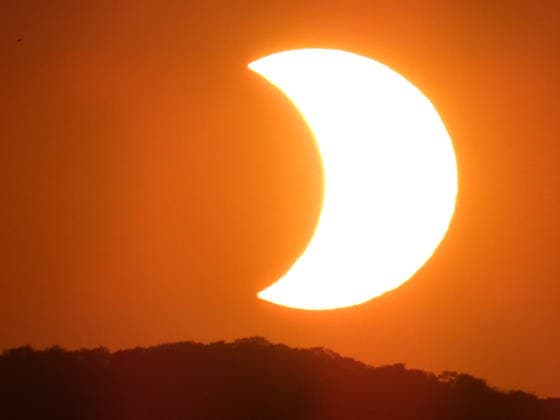 12.08.2026 xkhx Kassel, partielle Sonnenfinsternis - alle Phasen In Kassel wird sich der Mond vor die Sonne schieben und die Sonne zu 88 Prozent bedecken *** August 12, 2026 xkhx Kassel, partial solar eclipse—all phases. In Kassel, the Moon will pass in front of the Sun and cover 88 percent of it. KH