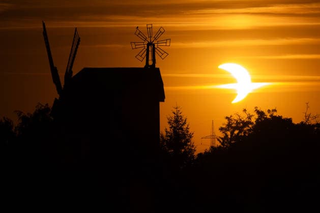 Mittelsachsen Partielle Sonnenfinsternis über Sachsen Mond verdeckt am Abend große Teile der Sonne Am Mittwochabend war über Sachsen eine partielle Sonnenfinsternis zu beobachten. Der Mond schob sich dabei vor die Sonne und verdeckte einen großen Teil der Sonnenscheibe. Das astronomische Ereignis hatte in Deutschland kurz nach 19 Uhr begonnen und war bei entsprechenden Sichtbedingungen auch aus weiten Teilen Sachsens zu verfolgen. Je nach Standort wurden dabei rund 84 bis 90 Prozent der Sonnenscheibe vom Mond bedeckt, zu einer vollständigen Verdunkelung kam es in Deutschland jedoch nicht. Bei weitgehend klarem Himmel bestanden in Sachsen gute Bedingungen für die Beobachtung. Gersdorf (Hartha) Sachsen Deutschland *** Central S Copyright: xEHLxMedia DietmarxThomasx 20260812_sonnenfinsternis-mittelsachsen-hartha_5