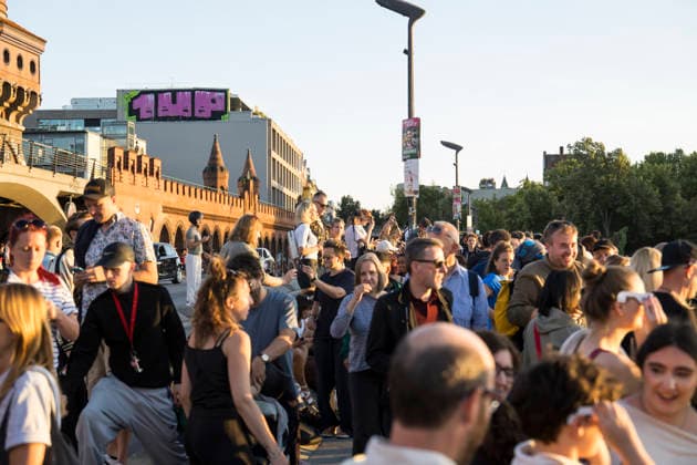 Sonnenfinsternis, Himmelsphänomen über Berlin, 12.08.2026 Menschen versammeln sich zur Beobachtung der Sonnenfinsternis kurz vor Sonnenuntergang auf der Oberbaumbrücke in Berlin Friedrichshain am 12.08.2026. Berlin Oberbaumbrücke *** Solar Eclipse, Celestial Phenomenon Over Berlin, August 12, 2026 People gather to observe the solar eclipse shortly before sunset on the Oberbaum Bridge in Berlin-Friedrichshain on August 12, 2026 Berlin Oberbaum Bridge Copyright: xBenxKriemannx