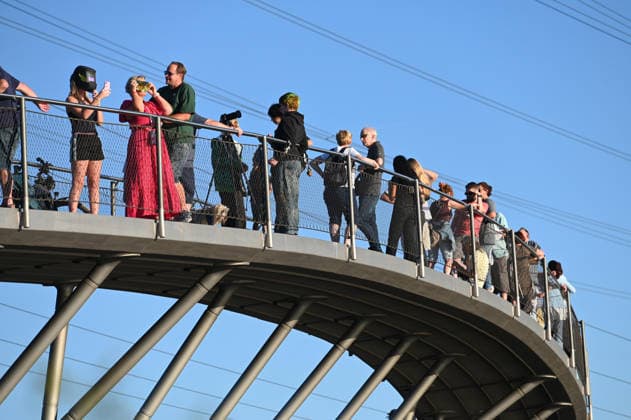 Menschen beobachten die partielle Sonnenfinsternis und stehen dabei auf der Ripshorstbruecke ueber den Rhein-Herne-Kanal, 12.08.2026 in Oberhausen. *** People watch the partial solar eclipse while standing on the Ripshorst Bridge over the Rhine-Herne Canal, August 12, 2026, in Oberhausen