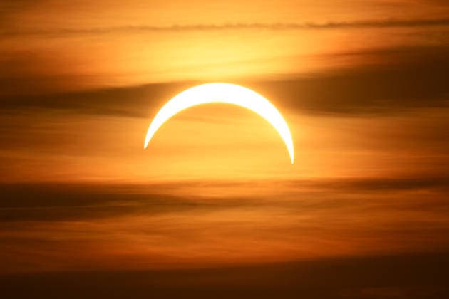 Partielle Sonnenfinsternis, Leipzig, Deutschland 12.08.2026. Eine partielle Sonnenfinsternis über Leipzig (12.08. 2026). Zu sehen ist die verdunkelte Sonne im Mondschatten zum Zeitpunkt der maximalen Verdunkelung über Leipzig gegen 20:10 Uhr. Der maximale Verdunkelungsgrad betrug rund 87 Prozent. Leipzig Sachsen Deutschland Leipzig *** Partial Solar Eclipse, Leipzig, Germany, August 12, 2026 A partial solar eclipse over Leipzig on August 12, 2026. The darkened sun, in the moon’s shadow, can be seen at the time of maximum eclipse over Leipzig around 8:10 p.m. The maximum percentage of the sun covered was approximately 87 percent. Leipzig, Saxony, Germany. Leipzig