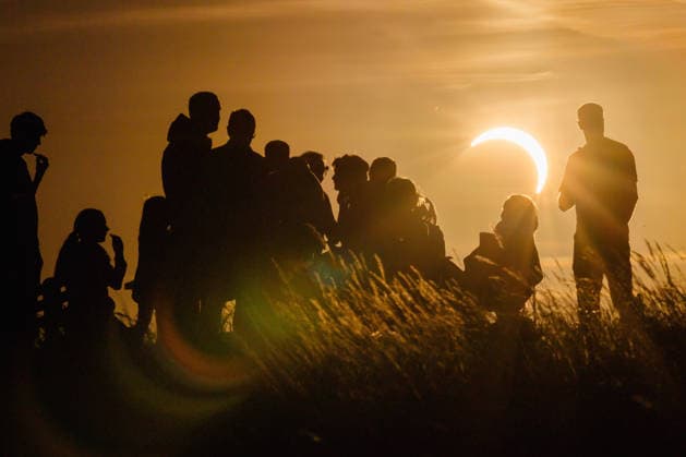 Sonnenfinsternis Ilmenau Menschen verfolgen an der Hubertushütte bei Frauenwald die partielle Sonnenfinsternis. Ab etwa 19.15 Uhr schiebt sich der Mond vor die Sonne und sorgt in Deutschland für eine partielle Sonnenfinsternis mit bis zu 85 Prozent Abdeckung. Ilmenau Thüringen DEUTSCHLAND *** Solar Eclipse in Ilmenau: People watch the partial solar eclipse at the Hubertushütte near Frauenwald. Starting around 7:15 p.m., the Moon will pass in front of the Sun, causing a partial solar eclipse in Germany with up to 85 percent coverage. Ilmenau, Thuringia, GERMANY