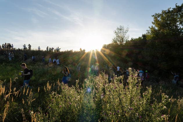 Berlin,12.08.2026,partielle Sonnenfinsternis - zahlreiche Menschen sind auf dem Drachenberg im Ortsteil Grunewald Bezirk Charlottenburg vor Ort, um sich ein Bild zu machen. *** Berlin, August 12, 2026: A partial solar eclipse has drawn large crowds to Drachenberg in the Grunewald neighborhood of the Charlottenburg district to witness the event.