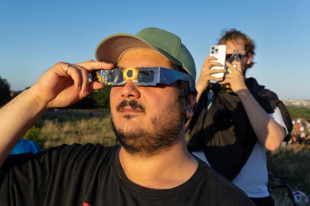 Berlin,12.08.2026,partielle Sonnenfinsternis - zahlreiche Menschen sind auf dem Drachenberg im Ortsteil Grunewald Bezirk Charlottenburg vor Ort, um sich ein Bild zu machen. *** Berlin, August 12, 2026: A partial solar eclipse has drawn large crowds to Drachenberg in the Grunewald neighborhood of the Charlottenburg district to witness the event.