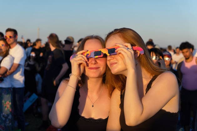 Berlin,12.08.2026,partielle Sonnenfinsternis - zahlreiche Menschen sind auf dem Drachenberg im Ortsteil Grunewald Bezirk Charlottenburg vor Ort, um sich ein Bild zu machen. *** Berlin, August 12, 2026: A partial solar eclipse has drawn large crowds to Drachenberg in the Grunewald neighborhood of the Charlottenburg district to witness the event.