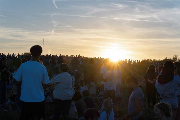 Berlin,12.08.2026,partielle Sonnenfinsternis - zahlreiche Menschen sind auf dem Drachenberg im Ortsteil Grunewald Bezirk Charlottenburg vor Ort, um sich ein Bild zu machen. *** Berlin, August 12, 2026: A partial solar eclipse has drawn large crowds to Drachenberg in the Grunewald neighborhood of the Charlottenburg district to witness the event.