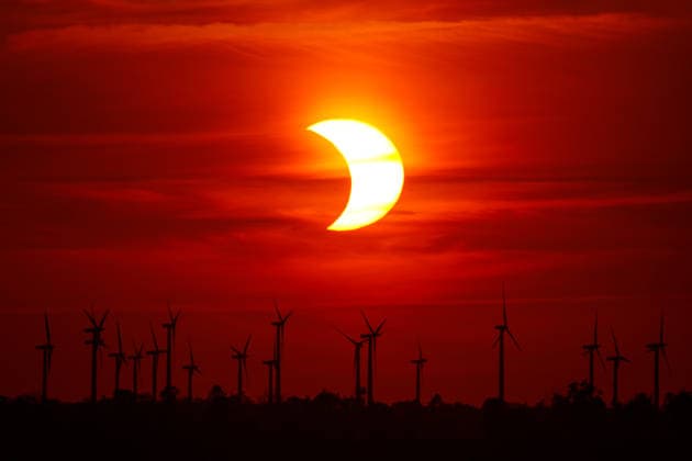 12.08.2026 - Eine partielle Sonnenfinsternis war in ganz Deutschland ein außergewöhnliches Himmelsschauspiel. Der Mond verdeckt dabei kurz vor Sonnenuntergang bis zu 90 Prozent der Sonne. In weiten Teilen Deutschlands herrschen perfekte Wetterbedingungen für die Beobachtung Mecklenburg-Vorpommern Deutschland *** August 12, 2026 A partial solar eclipse provided an extraordinary celestial spectacle across Germany. Shortly before sunset, the Moon covered up to 90 percent of the Sun. Perfect weather conditions for viewing prevailed across much of Germany. Mecklenburg-Western Pomerania, Germany