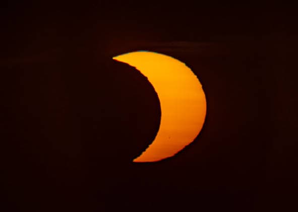 Sonnenfinsternis 12.08.2026, Chemnitz, Adelsberg, Um 19.23 Uhr begann die Sonnenfinsternis, ihren Höhepunkt hat die partielle Sonnenfinsternis um 20.16 Uhr. Dann hat sich der Mond mit 90 Prozent seines Durchmessers vor die Sonne geschoben. Anschließend verlässt die Mondscheibe die Sonnenscheibe langsam wieder, nach links unten. *** Solar Eclipse, August 12, 2026, Chemnitz, Adelsberg, The solar eclipse began at 7:23 p.m.; the partial solar eclipse reached its peak at 8:16 p.m. At that point, the Moon had moved in front of the Sun, covering 90 percent of its diameter. The Moon then slowly moved away from the Sun again, toward the lower left.