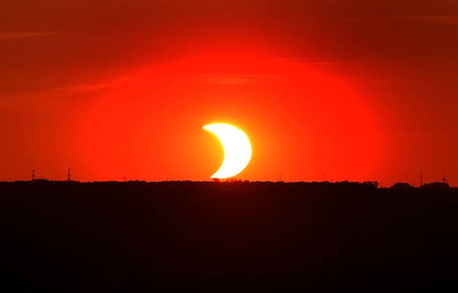 Sonnenfinsternis 12.08.2026, Chemnitz, Adelsberg, Um 19.23 Uhr begann die Sonnenfinsternis, ihren Höhepunkt hat die partielle Sonnenfinsternis um 20.16 Uhr. Dann hat sich der Mond mit 90 Prozent seines Durchmessers vor die Sonne geschoben. Anschließend verlässt die Mondscheibe die Sonnenscheibe langsam wieder, nach links unten. *** Solar Eclipse, August 12, 2026, Chemnitz, Adelsberg, The solar eclipse began at 7:23 p.m.; the partial solar eclipse reached its peak at 8:16 p.m. At that point, the Moon had moved in front of the Sun, covering 90 percent of its diameter. The Moon then slowly moved away from the Sun again, toward the lower left.