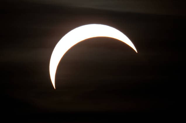 Sonnenfinsternis 12.08.2026, Chemnitz, Adelsberg, Um 19.23 Uhr begann die Sonnenfinsternis, ihren Höhepunkt hat die partielle Sonnenfinsternis um 20.16 Uhr. Dann hat sich der Mond mit 90 Prozent seines Durchmessers vor die Sonne geschoben. Anschließend verlässt die Mondscheibe die Sonnenscheibe langsam wieder, nach links unten. *** Solar Eclipse, August 12, 2026, Chemnitz, Adelsberg, The solar eclipse began at 7:23 p.m.; the partial solar eclipse reached its peak at 8:16 p.m. At that point, the Moon had moved in front of the Sun, covering 90 percent of its diameter. The Moon then slowly moved away from the Sun again, toward the lower left.