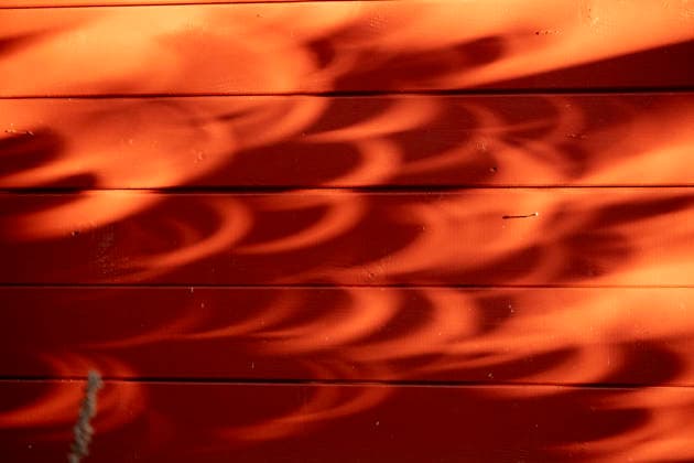 Die partielle Sonnenfinsternis am Mittwoch (12.8.2026) über Saarbrücken-Fechingen. Hinter Bäumen, so wie an dieser Wand, sieht man Schatten und Sonnensicheln. *** The partial solar eclipse on Wednesday, August 12, 2026, over Saarbrücken and Fechingen. Behind trees, as well as on this wall, you can see shadows and crescent-shaped patches of sunlight. bub