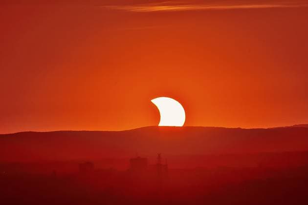 12.8.2026 Sonnenfinsternis Sonnenfinsternis 2026 von Heidelberg aus gesehen. Sonne und Mond gehen als Paar hinter den Bergen der Pfalz unter. Heidelberg Rohrbach Baden Württemberg Deutschland *** August 12, 2026 Solar Eclipse Solar Eclipse of 2026 as seen from Heidelberg The Sun and Moon set together behind the mountains of the Palatinate Heidelberg, Rohrbach, Baden-Württemberg, Germany