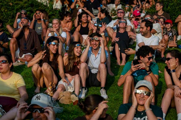 Solar Eclipse In Madrid, Spain People gather to watch the total solar eclipse at the Temple of Debod park in Madrid, Spain on August 12th, 2026; In Madrid, the eclipse appears as a very deep partial eclipse, with more than 99% of the Sun covered by the Moon. Madrid Madrid Spain Copyright: xAlbertoxGardinx AGardin_20260812_Eclipse_1231