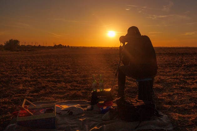 12.08.2026 - Eine partielle Sonnenfinsternis war in ganz Deutschland ein außergewöhnliches Himmelsschauspiel. Der Mond verdeckt dabei kurz vor Sonnenuntergang bis zu 90 Prozent der Sonne. In weiten Teilen Deutschlands herrschen perfekte Wetterbedingungen für die Beobachtung. Ein Fotograf hat zwei Kamera s auf Stative montiert Mecklenburg-Vorpommern Deutschland *** August 12, 2026 A partial solar eclipse provided an extraordinary celestial spectacle across Germany. Shortly before sunset, the Moon covered up to 90 percent of the Sun. Perfect weather conditions for viewing prevailed across much of Germany. A photographer mounted two cameras on tripods Mecklenburg-Western Pomerania, Germany