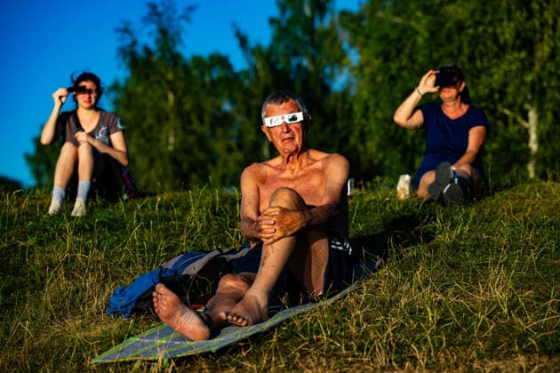 People observe partial solar eclipse near Mseno dam in Jablonec nad Nisou, Czech Republic, August 12, 2026. (CTKxPhoto RomanxVondrous) CTKPhotoP2026081208343  CTKPhotoP2026081208343