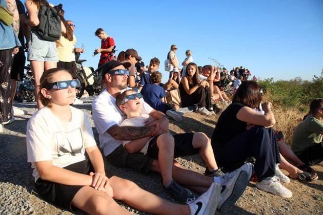 Sonnenfinsternis auf der Halde Tetraeder in Bottrop ** NUR FÜR REDAKTIONELLE ZWECKE ** EDITORIAL USE ONLY **<p>Partielle Sonnenfinsternis - hier auf der Tetraeder Halde in Bottrop - am Mittwoch, den 12. August 2026. Bei dem perfekten Wetter war die Sonnenfinsternis sehr gut zu sehen und dementsprechend waren viele Leute dort. Deutschland NRW Bottrop Copyright: KerstinxBögeholz *** Solar Eclipse at the Tetraeder Slope in Bottrop ** FOR EDITORIAL USE ONLY ** EDITORIAL USE ONLY ** Partial solar eclipse here at the Tetraeder slag heap in Bottrop on Wednesday, August 12, 2026. Thanks to the perfect weather, the solar eclipse was clearly visible, and accordingly, many people were there. Germany, North Rhine-Westphalia, Bottrop. Copyright Kersti Copyright: KerstinxBögeholz doc874r4i8pzx417hy6qgiy ,EDITORIAL USE ONLY