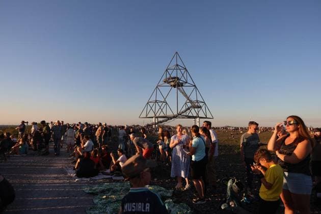 Sonnenfinsternis auf der Halde Tetraeder in Bottrop ** NUR FÜR REDAKTIONELLE ZWECKE ** EDITORIAL USE ONLY **<p>Partielle Sonnenfinsternis - hier auf der Tetraeder Halde in Bottrop - am Mittwoch, den 12. August 2026. Bei dem perfekten Wetter war die Sonnenfinsternis sehr gut zu sehen und dementsprechend waren viele Leute dort. Deutschland NRW Bottrop Copyright: KerstinxBögeholz *** Solar Eclipse at the Tetraeder Slope in Bottrop ** FOR EDITORIAL USE ONLY ** EDITORIAL USE ONLY ** Partial solar eclipse here at the Tetraeder slag heap in Bottrop on Wednesday, August 12, 2026. With perfect weather, the solar eclipse was clearly visible, and as a result, many people were there. Germany, North Rhine-Westphalia, Bottrop. Copyright KerstinxBögehol Copyright: KerstinxBögeholz doc874r4jkh2f61hsitugic ,EDITORIAL USE ONLY