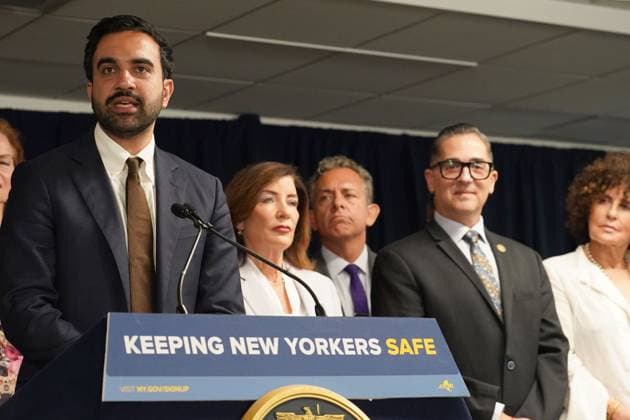 Zohran Mamdani, Kathy Hochul at the press conference for New York Government Officials Stand Up to Federal ICE Agent Overreach in Joint Statement, Office of the Governor of the State of New York, New York, NY, August 12, 2026. Photo By: Kristin Callahan Everett Collection New York Government Officials Stand Up to Federal ICE Agent Overreach in Joint Statement PUBLICATIONXNOTxINxCANxCHNxFRAxITAxJPNxNORxPOLxRUSxESPxUKxUSA