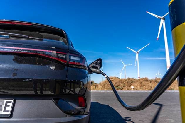 Grünstrom Ladepark A44, an der Ausfahrt Lichtenau, Ladesäulen für Elektrofahrzeuge, mit Strom der direkt aus den umliegenden Windparks und Solarparks kommt, Ladepunkte bis 400kW, Preis am Tag der Aufnahme 0,39â‚¬ Pro kWh, laden eines VW ID4, NRW, Deutschland Grünstrom Ladepark