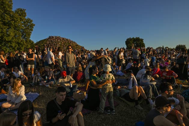 Hundreds Gather At Krakow s Historic Krakus Mound To Watch Solar Eclipse KRAKOW, POLAND - AUGUST 12: Hundreds of residents and tourists gather on the grassy slopes of the historic Krakus Mound (Kopiec Krakusa) to watch a solar eclipse in Krakow, Poland, on August 12, 2026. Onlookers filled the elevated landscape during the late afternoon to secure vantage points for watching the rare celestial event unfold over the city skyline. Krakow Poland  Copyright: xArturxWidakx originalFilename: widak-hundreds260812_npB2O.jpg
