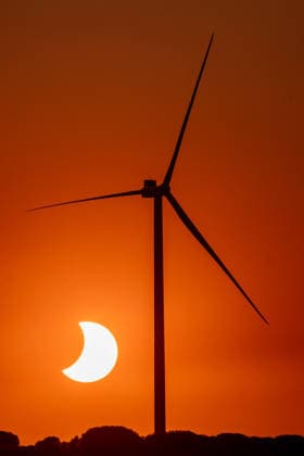 Total solar eclipse seen from the Camino de Santiago near Burgos, Spain, with the eclipsed Sun visible above the landscape along one of the historic pilgrimage routes to Santiago de Compostela Kenai Spain Copyright: xEdwinxRemsbergx xVWPicsx ERE-SolarEclipseSpain-5