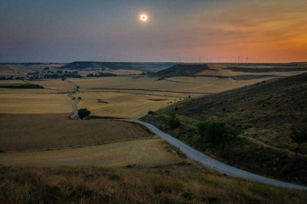 Total solar eclipse seen from the Camino de Santiago near Burgos, Spain, with the eclipsed Sun visible above the landscape along one of the historic pilgrimage routes to Santiago de Compostela Kenai Spain Copyright: xEdwinxRemsbergx xVWPicsx ERE-SolarEclipseSpain-8