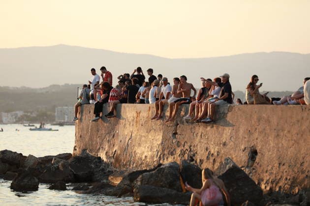 Solar eclipse in France CAP D’ANTIBES, FRANCE – AUGUST 12, 2026: The partial solar eclipse is seen from Plage des Ondes in Cap d’Antibes, France. People gather along the coast to watch the eclipse as the Moon passes in front of the Sun. Mohamad Salaheldin Abdelghani Alsayed Anadolu Cap d’antibes France. Editorial use only. Please get in touch for any other usage.  Copyright: x2026xAnadoluxMohamadxSalaheldinxAbdelghanixAlsayedx