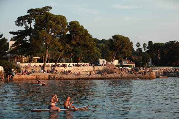 Solar eclipse in France CAP D’ANTIBES, FRANCE – AUGUST 12, 2026: The partial solar eclipse is seen from Plage des Ondes in Cap d’Antibes, France. People gather along the coast to watch the eclipse as the Moon passes in front of the Sun. Mohamad Salaheldin Abdelghani Alsayed Anadolu Cap d’antibes France. Editorial use only. Please get in touch for any other usage.  Copyright: x2026xAnadoluxMohamadxSalaheldinxAbdelghanixAlsayedx