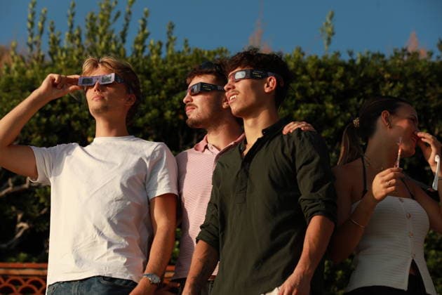 Solar eclipse in France CAP D’ANTIBES, FRANCE – AUGUST 12, 2026: The partial solar eclipse is seen from Plage des Ondes in Cap d’Antibes, France. People gather along the coast to watch the eclipse as the Moon passes in front of the Sun. Mohamad Salaheldin Abdelghani Alsayed Anadolu Cap d’antibes France. Editorial use only. Please get in touch for any other usage.  Copyright: x2026xAnadoluxMohamadxSalaheldinxAbdelghanixAlsayedx