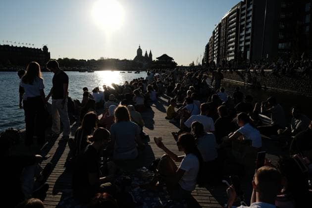Amsterdam Watches Near-Total Solar Eclipse People watch a partial solar eclipse in Amsterdam, Netherlands, on August 12, 2026. The Moon obscures about 88% of the Sun during the near-total eclipse, which is visible from across the Netherlands but falls outside the path of totality. The country last saw a near-total eclipse in 1999, while a partial eclipse was visible in 2015. The next total solar eclipse visible from the Netherlands will take place on October 7, 2135. Amsterdam Netherlands  Copyright: xGeorgiosxKostomitsopoulosx originalFilename: kostomitsopoulos-amsterda260812_npq5k.jpg