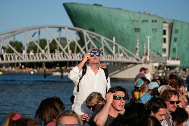 Amsterdam Watches Near-Total Solar Eclipse People watch a partial solar eclipse in Amsterdam, Netherlands, on August 12, 2026. The Moon obscures about 88% of the Sun during the near-total eclipse, which is visible from across the Netherlands but falls outside the path of totality. The country last saw a near-total eclipse in 1999, while a partial eclipse was visible in 2015. The next total solar eclipse visible from the Netherlands will take place on October 7, 2135. Amsterdam Netherlands  Copyright: xGeorgiosxKostomitsopoulosx originalFilename: kostomitsopoulos-amsterda260812_npUyY.jpg