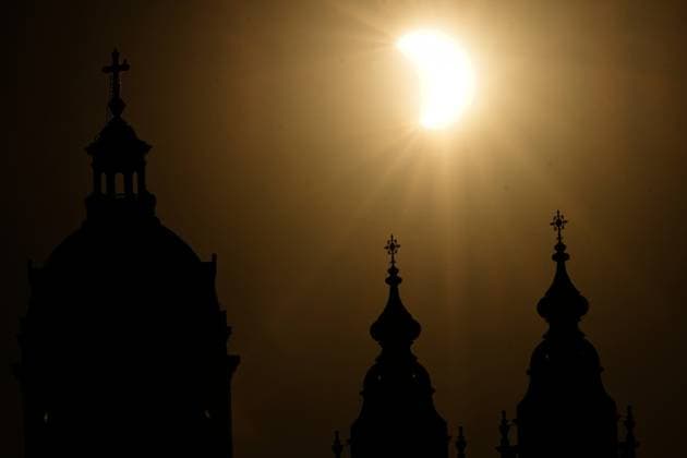 Amsterdam Watches Near-Total Solar Eclipse A partial solar eclipse is seen as the Sun sets behind the Basilica of Saint Nicholas in Amsterdam, Netherlands, on August 12, 2026. The Moon obscures about 88% of the Sun during the near-total eclipse, which is visible from across the Netherlands but falls outside the path of totality. The country last saw a near-total eclipse in 1999, while a partial eclipse was visible in 2015. The next total solar eclipse visible from the Netherlands will take place on October 7, 2135. Amsterdam Netherlands  Copyright: xGeorgiosxKostomitsopoulosx originalFilename: kostomitsopoulos-amsterda260812_npKVX.jpg