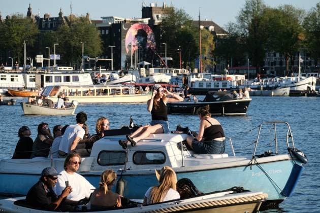 Amsterdam Watches Near-Total Solar Eclipse People watch a partial solar eclipse in Amsterdam, Netherlands, on August 12, 2026. The Moon obscures about 88% of the Sun during the near-total eclipse, which is visible from across the Netherlands but falls outside the path of totality. The country last saw a near-total eclipse in 1999, while a partial eclipse was visible in 2015. The next total solar eclipse visible from the Netherlands will take place on October 7, 2135. Amsterdam Netherlands  Copyright: xGeorgiosxKostomitsopoulosx originalFilename: kostomitsopoulos-amsterda260812_npwW1.jpg