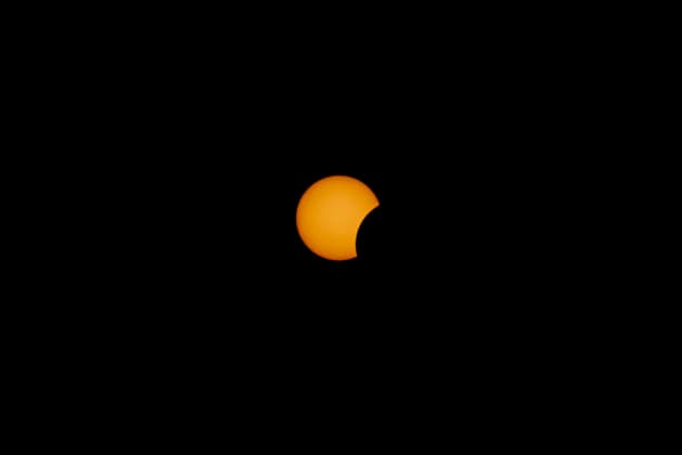 Aktuelles Zeitgeschehen - partielle Sonnenfinsternis über Deutschland 2026-08-12, GER, Bayern, Passau: Bilder der partiellen Sonnenfinsternis über Deutschland. Das Himmelsereignis wurde fotografiert in Passau, Niederbayern. Am Abend zwischen 19:20 und 20:15 Uhr Ortszeit schob sich der Mond zwischen Erde und Sonne. In Deutschland wurde die Sonne bis zu 90% verdeckt. *** Current Events: Partial Solar Eclipse Over Germany, August 12, 2026, GER, Bavaria, Passau: Photos of the partial solar eclipse over Germany. The celestial event was photographed in Passau, Lower Bavaria. In the evening between 7:20 p.m. and 8:15 p.m. local time, the Moon moved between the Earth and the Sun. In Germany, up to 90% of the Sun was obscured.