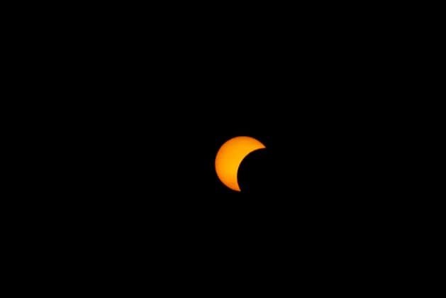 Aktuelles Zeitgeschehen - partielle Sonnenfinsternis über Deutschland 2026-08-12, GER, Bayern, Passau: Bilder der partiellen Sonnenfinsternis über Deutschland. Das Himmelsereignis wurde fotografiert in Passau, Niederbayern. Am Abend zwischen 19:20 und 20:15 Uhr Ortszeit schob sich der Mond zwischen Erde und Sonne. In Deutschland wurde die Sonne bis zu 90% verdeckt. *** Current Events: Partial Solar Eclipse Over Germany, August 12, 2026, GER, Bavaria, Passau: Photos of the partial solar eclipse over Germany. The celestial event was photographed in Passau, Lower Bavaria. In the evening between 7:20 p.m. and 8:15 p.m. local time, the Moon moved between the Earth and the Sun. In Germany, up to 90% of the Sun was obscured.