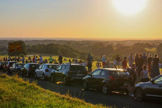 Sonnenfinsternis in Solingen am 12.08.2026 Am Mittwochabend strömten zahlreiche Solingerinnen und Solinger an exponierte Lagen um die Sonnenfinsternis zu beobachten. An der Lacher Straße reihten sich Autos dicht an dicht, hunderte Beobachter verteilten sich auf den angrenzenden Wiesen und genossen den warmen Sommerabend mit freiem Blick auf die Sonnenfinsternis. Solingen, Lacher Straße *** Solar Eclipse in Solingen on August 12, 2026 On Wednesday evening, numerous residents of Solingen flocked to vantage points to watch the solar eclipse. Cars were lined up side by side on Lacher Straße, and hundreds of observers spread out across the adjacent meadows, enjoying the warm summer evening with an unobstructed view of the solar eclipse. So