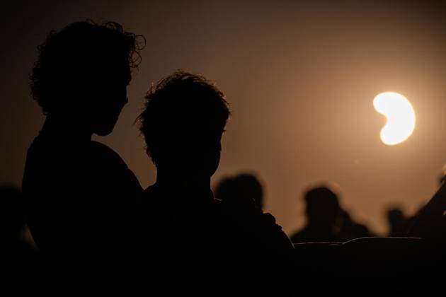 Partielle Sonnenfinsternis 2026 ** NUR FÜR REDAKTIONELLE ZWECKE ** EDITORIAL USE ONLY **<p>Menschen beobachten die Partielle Sonnenfinsternis am Tippelsberg, am 12.08.2026 in Bochum. Partielle Sonnenfinsternis in Deutschland. Deutschland NRW Bochum Copyright: SocratesxTassos *** Partial Solar Eclipse 2026 ** FOR EDITORIAL PURPOSES ONLY ** EDITORIAL USE ONLY ** p People watch the partial solar eclipse at Tippelsberg on August 12, 2026, in Bochum. Partial solar eclipse in Germany. Germany, North Rhine-Westphalia, Bochum. Copyright SocratesxTassos Copyright: SocratesxTassos doc874r3q6ruvp14ae5we5y ,EDITORIAL USE ONLY