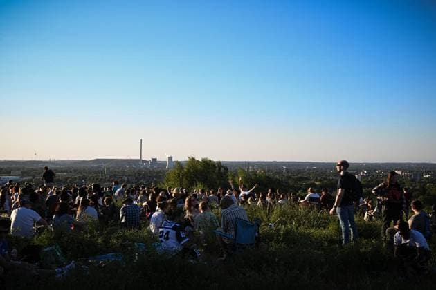 Partielle Sonnenfinsternis 2026 ** NUR FÜR REDAKTIONELLE ZWECKE ** EDITORIAL USE ONLY **<p>Menschen beobachten die Partielle Sonnenfinsternis am Tippelsberg, am 12.08.2026 in Bochum. Partielle Sonnenfinsternis in Deutschland. Deutschland NRW Bochum Copyright: SocratesxTassos *** Partial Solar Eclipse 2026 ** FOR EDITORIAL PURPOSES ONLY ** EDITORIAL USE ONLY ** p People watch the partial solar eclipse at Tippelsberg on August 12, 2026, in Bochum. Partial solar eclipse in Germany. Germany, North Rhine-Westphalia, Bochum. Copyright SocratesxTassos Copyright: SocratesxTassos doc874r3o027pg1f8cylgic ,EDITORIAL USE ONLY