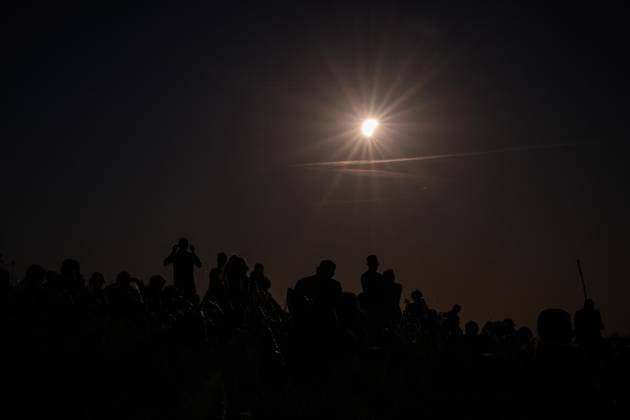 Partielle Sonnenfinsternis 2026 ** NUR FÜR REDAKTIONELLE ZWECKE ** EDITORIAL USE ONLY **<p>Menschen beobachten die Partielle Sonnenfinsternis am Tippelsberg, am 12.08.2026 in Bochum. Partielle Sonnenfinsternis in Deutschland. Deutschland NRW Bochum Copyright: SocratesxTassos *** Partial Solar Eclipse 2026 ** FOR EDITORIAL PURPOSES ONLY ** EDITORIAL USE ONLY ** p People watch the partial solar eclipse at Tippelsberg on August 12, 2026, in Bochum. Partial solar eclipse in Germany. Germany, North Rhine-Westphalia, Bochum. Copyright SocratesxTassos Copyright: SocratesxTassos doc874r3o42rdz1f2nqgi8 ,EDITORIAL USE ONLY