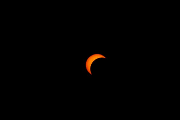 Aktuelles Zeitgeschehen - partielle Sonnenfinsternis über Deutschland 2026-08-12, GER, Bayern, Passau: Bilder der partiellen Sonnenfinsternis über Deutschland. Das Himmelsereignis wurde fotografiert in Passau, Niederbayern. Am Abend zwischen 19:20 und 20:15 Uhr Ortszeit schob sich der Mond zwischen Erde und Sonne. In Deutschland wurde die Sonne bis zu 90% verdeckt. *** Current Events: Partial Solar Eclipse Over Germany, August 12, 2026, GER, Bavaria, Passau: Photos of the partial solar eclipse over Germany. The celestial event was photographed in Passau, Lower Bavaria. In the evening between 7:20 p.m. and 8:15 p.m. local time, the Moon moved between the Earth and the Sun. In Germany, up to 90% of the Sun was obscured.