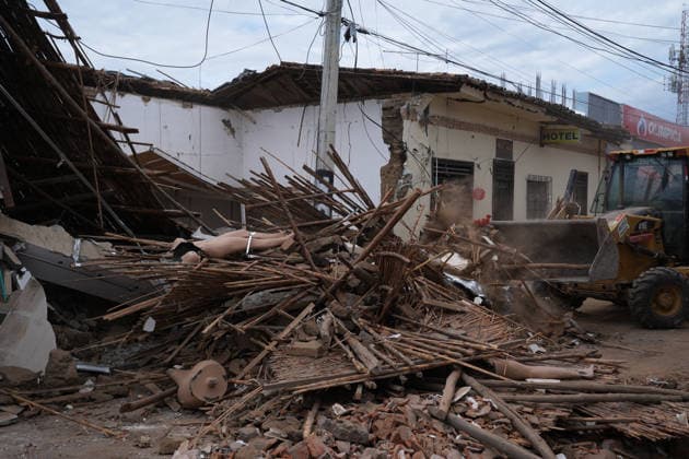 Earthquake Damage in Roldanillo, Colombia ROLDANILLO, COLOMBIA — AUGUST 12: A heavy machine clears debris in Roldanillo, Valle del Cauca, following the powerful earthquake that struck western Colombia, on August 12, 2026. Communities continue to assess the damage and recover in the aftermath of the tremor. The devastating situation continues across municipalities in Colombia’s Valle del Cauca region. In Roldanillo, authorities say the church, town hall, and around 500 houses must be demolished due to damage caused by the earthquake. Authorities are also working to assess the situation and compile a full report on the impact across several municipalities in the department. Juancho Torres Anadolu Roldanillo Colombia. Editorial use only. Ple  Copyright: x2026xAnadoluxJuanchoxTorresx