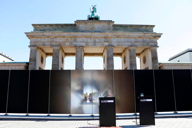 65 Jahre Mauerbau, Pressekonferenz auf dem Platz des 18. März, Berlin, 12.08.2026 Leere Rednerpulte und eine symbolische Mauer vor der Pressekonferenz zu 65 Jahre Mauerbau auf dem Platz des 18. März in Berlin am 12.08.26 Berlin Platz des 18. März *** 65th Anniversary of the Construction of the Berlin Wall, Press Conference at 18 March Square, Berlin, August 12, 2026 Empty lecterns and a symbolic wall before the press conference marking the 65th anniversary of the Berlin Wall’s construction at Platz des 18 März in Berlin on August 12, 2026 Berlin, Platz des 18 März Copyright: xAnitaxBuggex