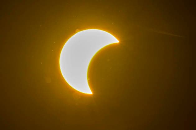 Sonnenfinsternis - Sonnenfinsternis über dem Chiemsee in der Nähe von Chieming am 12.08.2026, Deutschland, Bayern Chieming Chiemseeufer Bayern Deutschland *** Solar Eclipse Solar Eclipse over Lake Chiemsee near Chieming on August 12, 2026, Germany, Bavaria, Chieming, Lake Chiemsee shore, Bavaria, Germany