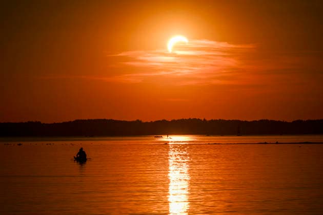 Sonnenfinsternis - Sonnenfinsternis über dem Chiemsee in der Nähe von Chieming am 12.08.2026, Deutschland, Bayern Chieming Chiemseeufer Bayern Deutschland *** Solar Eclipse Solar Eclipse over Lake Chiemsee near Chieming on August 12, 2026, Germany, Bavaria, Chieming, Lake Chiemsee shore, Bavaria, Germany