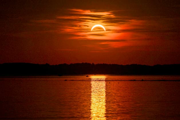 Sonnenfinsternis - Sonnenfinsternis über dem Chiemsee in der Nähe von Chieming am 12.08.2026, Deutschland, Bayern Chieming Chiemseeufer Bayern Deutschland *** Solar Eclipse Solar Eclipse over Lake Chiemsee near Chieming on August 12, 2026, Germany, Bavaria, Chieming, Lake Chiemsee shore, Bavaria, Germany